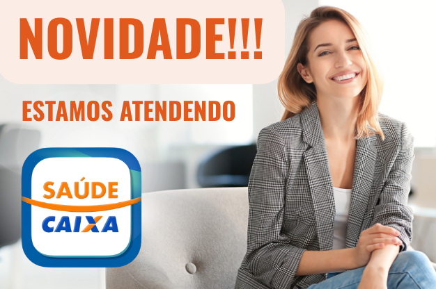 Mulher sorrindo apresentando novidade de atendimento com Logo Saúde Caixa.